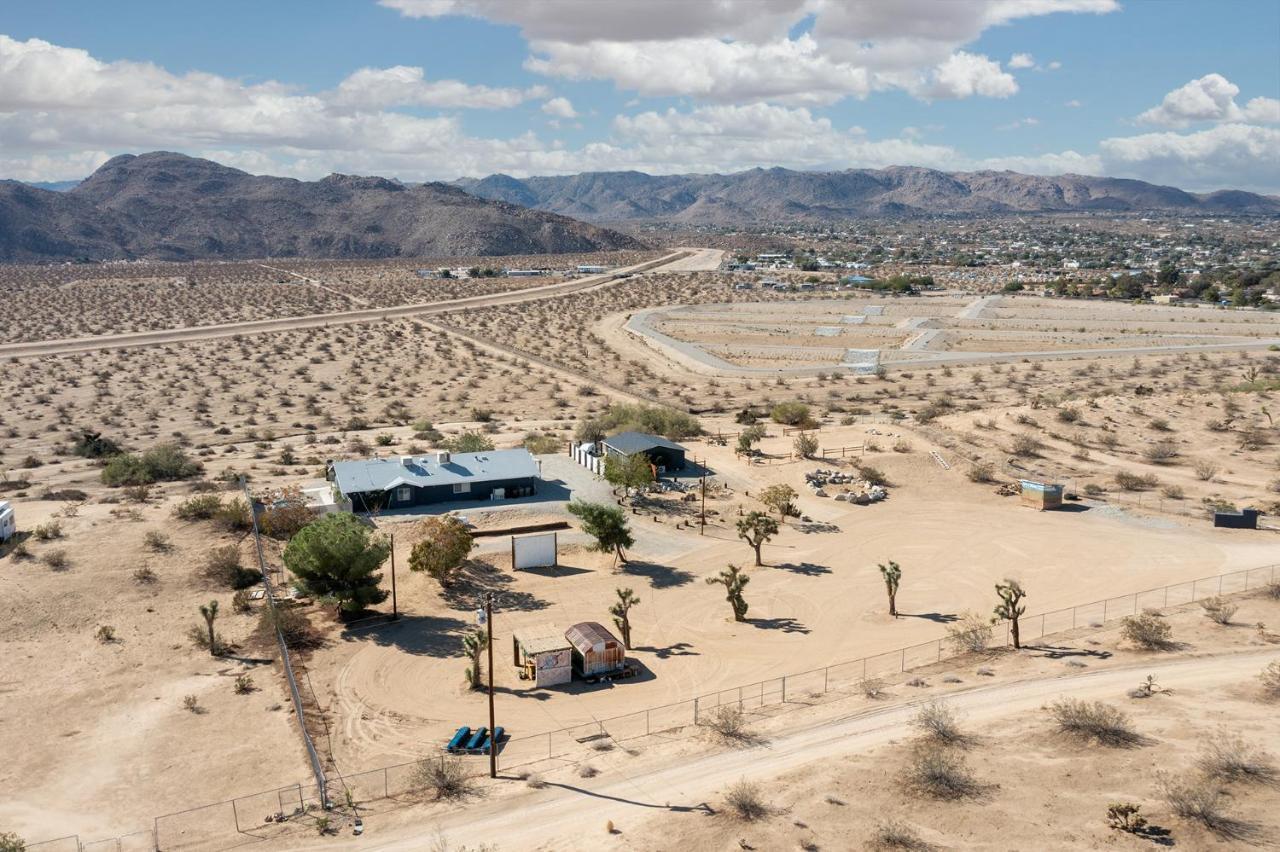 Sapphire Haven + Casita! Pool + Spa + Movie Theatre + 10 Min To Monument! Joshua Tree Kültér fotó